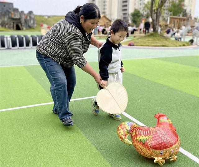 ”牵手萌娃 满满仪式感过重阳z6尊龙·中国网站“老小孩(图3)