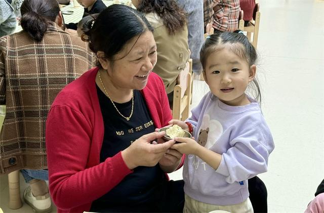 ”牵手萌娃 满满仪式感过重阳z6尊龙·中国网站“老小孩(图5)